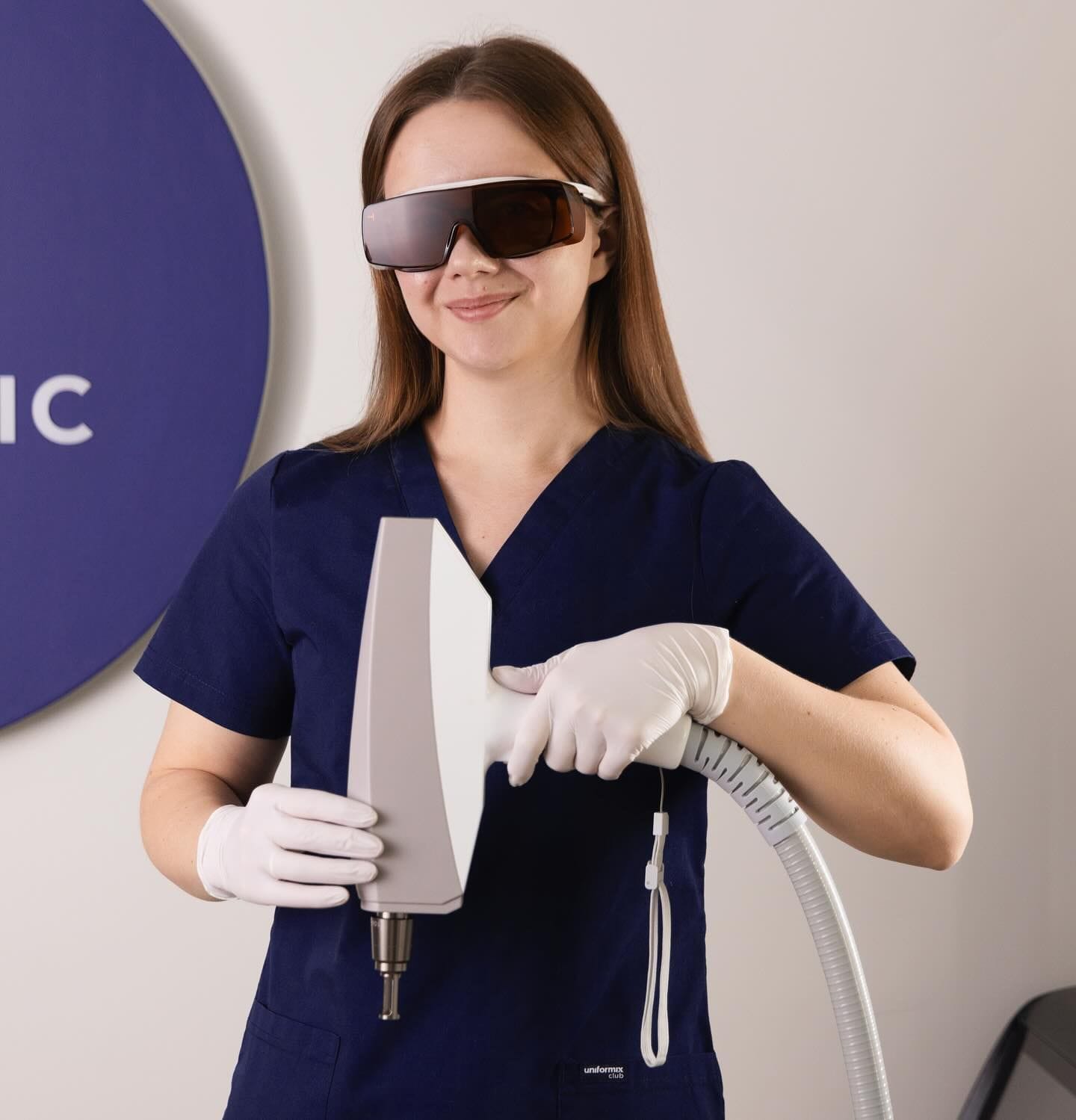 Kristina Malinina z rączką lasera do usuwania pigmentu