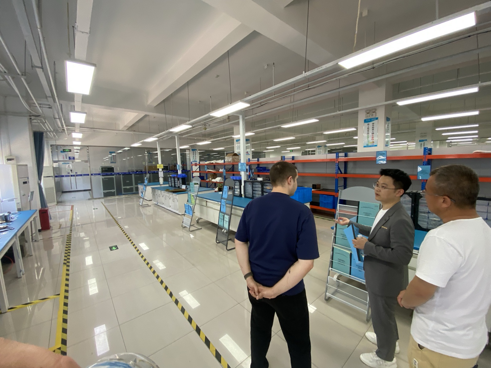 Zespół Modestic na hali produkcyjnej podczas kontroli specyfikacji urządzeń