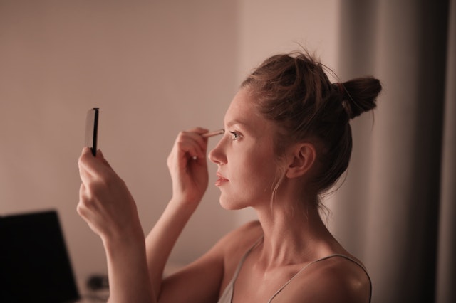 woman-putting-makeup-on-face