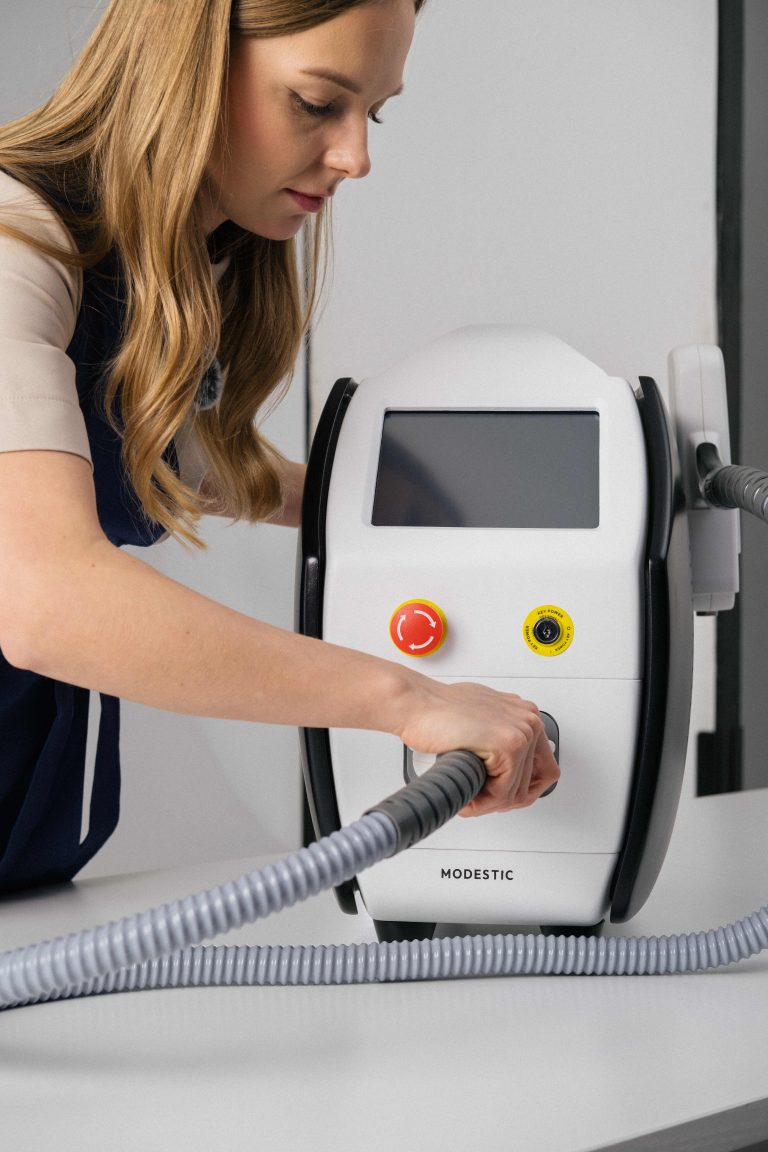 Specjalistka przygotowuje laser Modestic do zabiegu usuwania makijażu permanentnego – nowoczesny laser Modestic