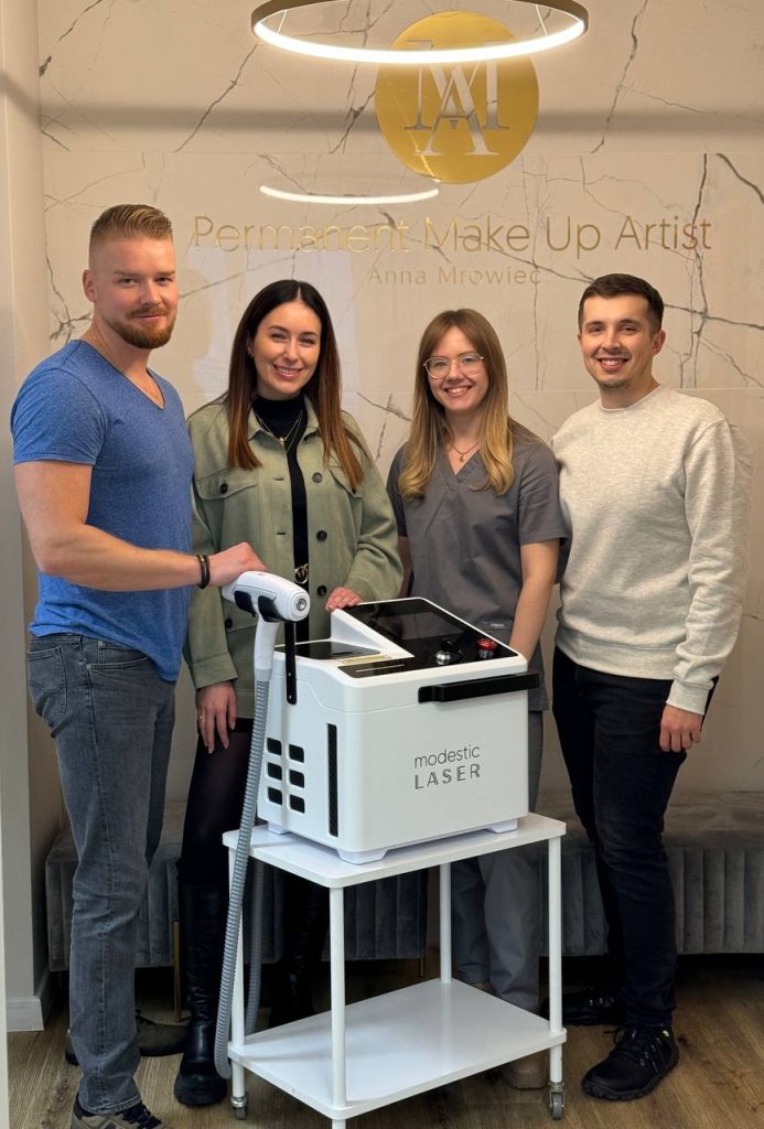 Profesjonalny zespół Modestic w salonie urody przy urządzeniu laserowym Modestic do usuwania makijażu permanentnego i tatuaży