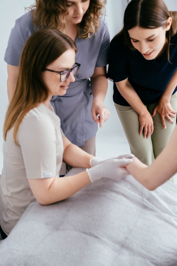 Szkolenie stacjonarne z usuwania tatuażu i makijażu permanentnego – Kristina Malinina prowadzi wykład dla uczestniczek