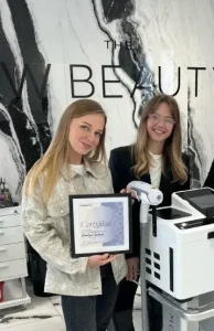 Martyna, uczestniczka szkolenia z laserowego usuwania makijażu permanentnego, odbiera certyfikat, a następnie zostaje ambasadorką marki Modestic