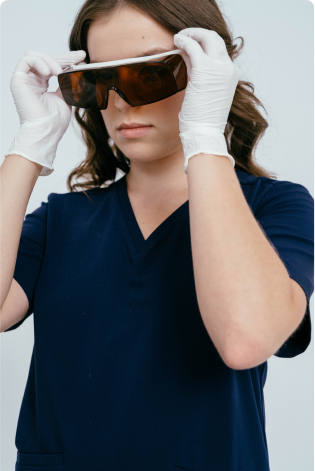 Specjalistka przygotowuje się do zabiegu laserowego usuwania makijażu permanentnego, zakładając okulary ochronne