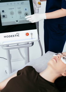 Zabieg laserowego usuwania makijażu permanentnego wykonywany laserem Modestic Ultra w gabinecie kosmetologicznym