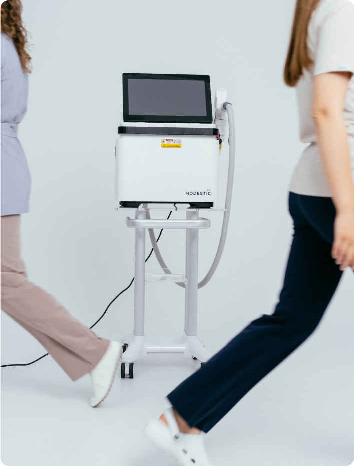 Szkolenie stacjonarne z usuwania tatuażu i makijażu permanentnego – Kristina Malinina prowadzi wykład dla uczestniczek