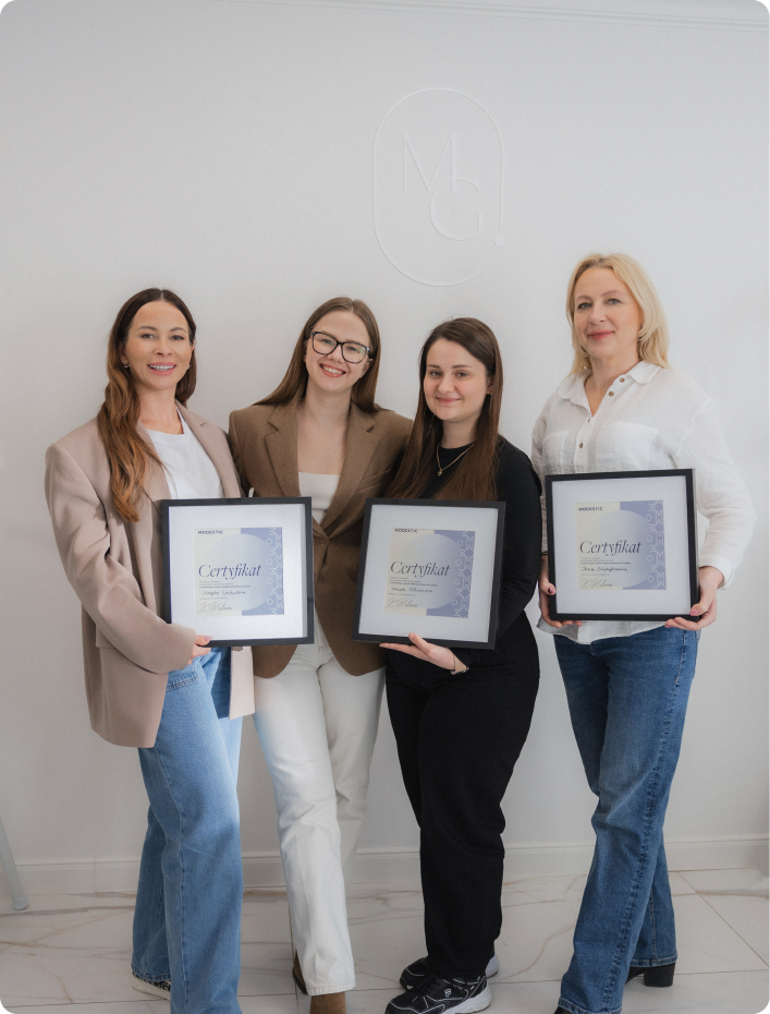 Szkolenie stacjonarne z usuwania tatuażu i makijażu permanentnego – Kristina Malinina prowadzi wykład dla uczestniczek