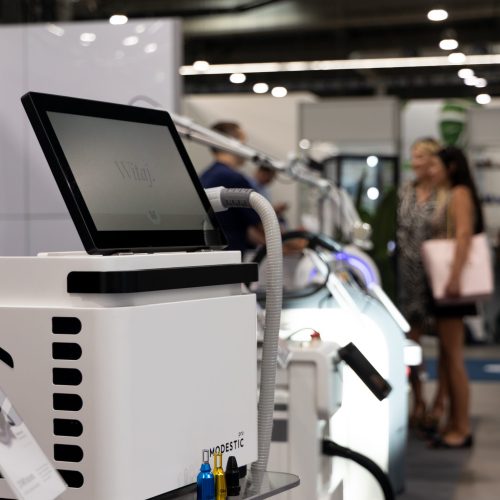 Showroom laserów kosmetycznych Modestic w Warszawie – profesjonalny laser stacjonarny Modestic Pro gotowy do testów