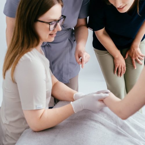 Szkolenie stacjonarne z usuwania tatuażu i makijażu permanentnego – Kristina Malinina prowadzi wykład dla uczestniczek