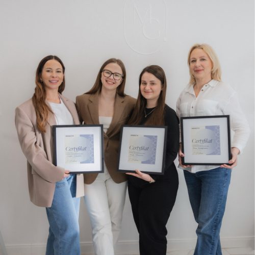 Szkolenie stacjonarne z usuwania tatuażu i makijażu permanentnego – Kristina Malinina prowadzi wykład dla uczestniczek