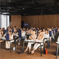 Szkolenie stacjonarne z usuwania tatuażu i makijażu permanentnego – Kristina Malinina prowadzi wykład dla uczestniczek