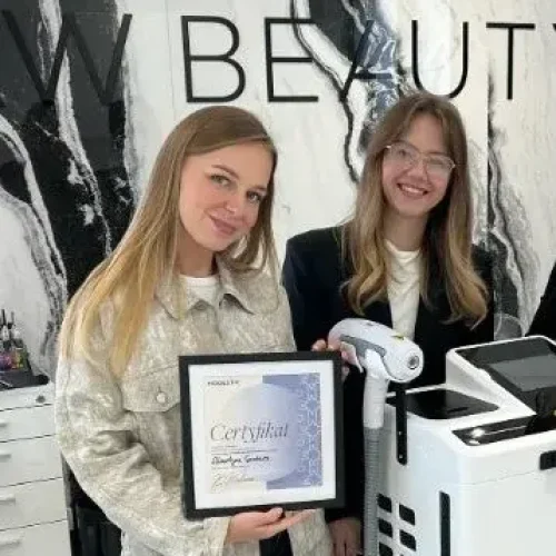 Martyna, uczestniczka szkolenia z laserowego usuwania makijażu permanentnego, odbiera certyfikat, a następnie zostaje ambasadorką marki Modestic