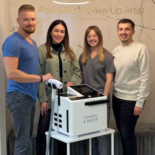 Profesjonalny zespół Modestic w salonie urody przy urządzeniu laserowym Modestic do usuwania makijażu permanentnego i tatuaży