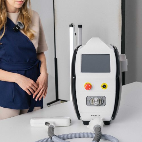 Specjalistka w salonie beauty prezentuje urządzenie Modestic Laser Nova do usuwania makijażu permanentnego i tatuaży