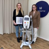 Uczestniczka szkolenia Modestic z certyfikatem ukończenia kursu obsługi lasera kosmetycznego do usuwania makijażu permanentnego i tatuaży