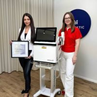 Uczestniczka z certyfikatem po ukończeniu szkolenia Modestic z obsługi profesjonalnego lasera do zabiegu usuwania makijażu permanentnego i tatuaży