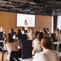 Szkolenie stacjonarne z usuwania tatuażu i makijażu permanentnego – Kristina Malinina prowadzi wykład dla uczestniczek