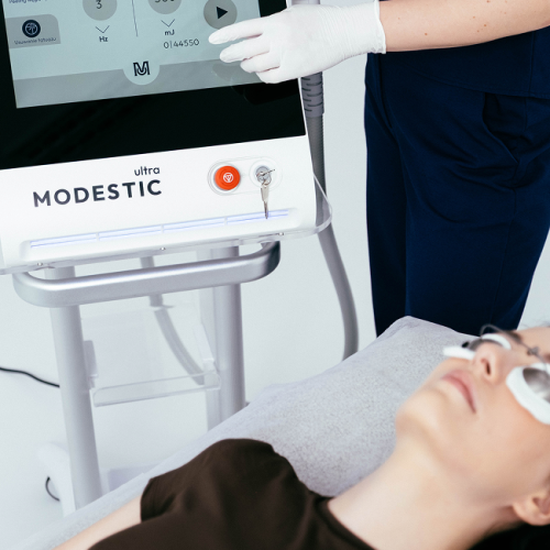 Zabieg laserowego usuwania makijażu permanentnego wykonywany laserem Modestic Ultra w gabinecie kosmetologicznym
